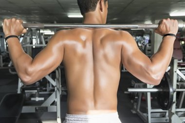 Fitness erkekte barbell t kaldırma egzersizleri gösterilen eğitim,