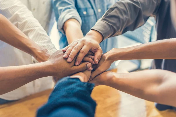 Geschäftsleute machen einen Haufen Hände — Stockfoto