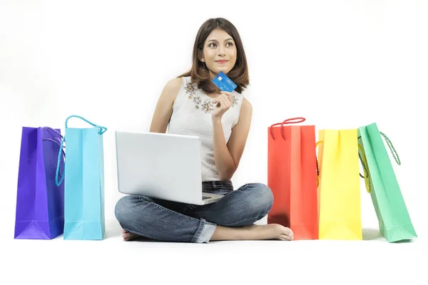 Mulher bonita compras on-line com laptop e cartão de crédito em w — Fotografia de Stock