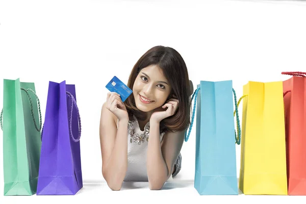 Bella donna shopping online con carta di credito sul retro biancogr — Foto Stock