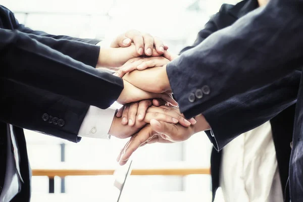 Επιχειρηματίες συνάντηση και ενώνοντας τα χέρια μαζί, ομαδική εργασία con — Φωτογραφία Αρχείου
