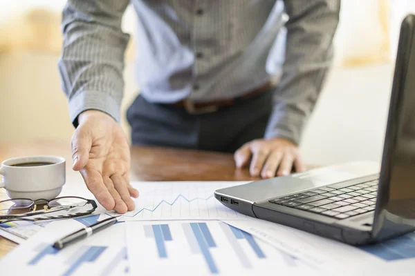 Gente de negocios analizando gráficos de inversión en la sala de reuniones, Acc — Foto de Stock