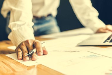 office belge tartışmak için kullanmak laptop çalışma iş adamı