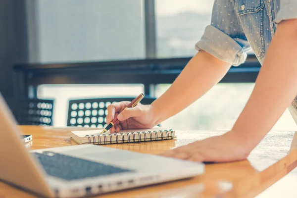 Geschäftsfrau beim Analysieren von Investitionstabellen. Buchhaltung — Stockfoto