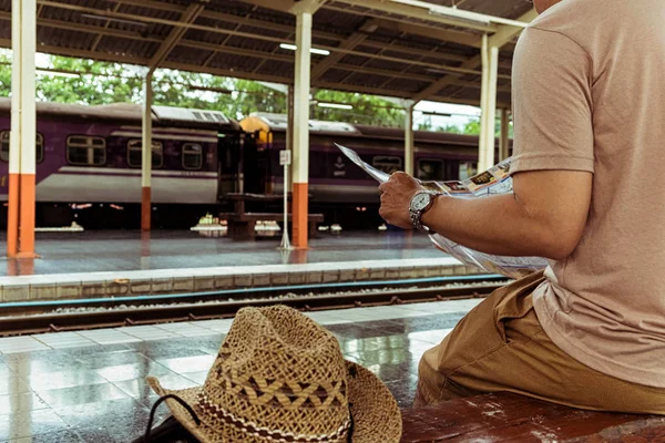 Hombre joven viajero sentado con mochila buscar ubicación — Foto de Stock