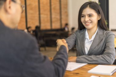 İş ortakları el sıkışıyor. İş anlaşması konsepti, iş başarısı  