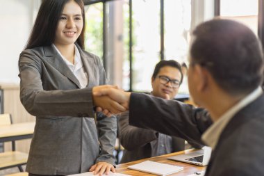 İş ortakları el sıkışıyor. İş anlaşması konsepti, iş başarısı 