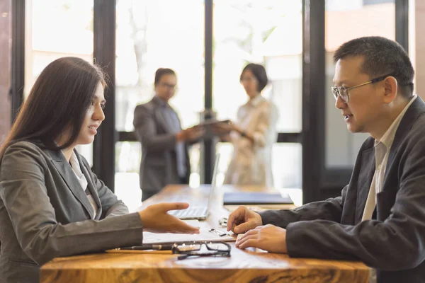 Business People Meeting Arbetar Kontoret För Att Diskutera Dokument Och — Stockfoto