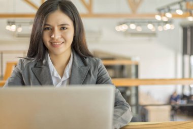 İş kadını ofiste çalışıyor ve verileri analiz ediyor