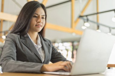 İş kadını ofiste çalışıyor ve verileri analiz ediyor