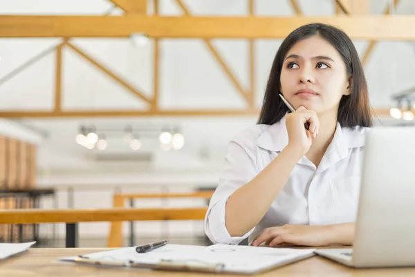 Tankeväckande Affärskvinna Office — Stockfoto