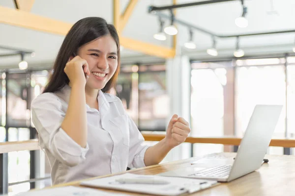 Affärskvinna Kafé Pratar Med Någon Mobiltelefon — Stockfoto