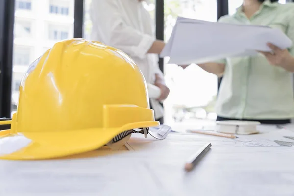 Reunión Ingenieros Trabajando Oficina Para Discutir — Foto de Stock