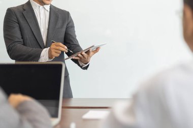 Ofiste tabletle çalışan iş adamları toplantısı