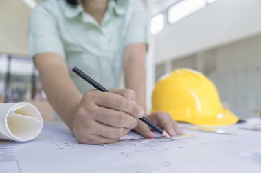 Mühendis blueprint ve dizüstü Mimari Proje çizimi