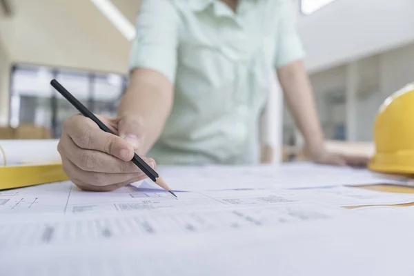 Ingeniero esbozando proyecto arquitectónico sobre plano — Foto de Stock