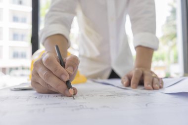 Planlar, mühendislik konsepti, mimari konsept üzerine mimari proje çizen mühendis.