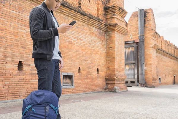 Hombre Viajero Con Mochilero Buscar Ubicación Teléfono Thapae Puerta Concepto — Foto de Stock