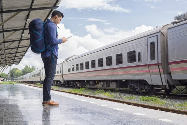 Hombre Viajero Con Mochila Búsqueda Ubicación Usando Tableta Concepto Viaje —  Fotos de Stock