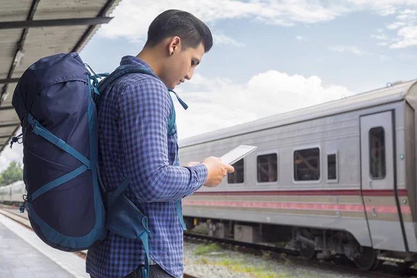 Hombre Viajero Con Mochila Búsqueda Ubicación Utilizando Mapa Estación Tren —  Fotos de Stock