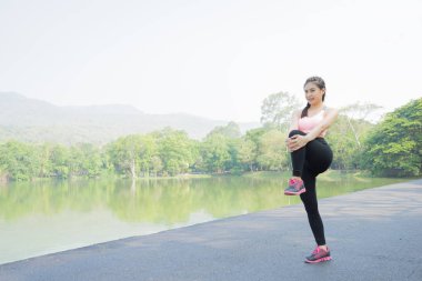 Isınma ve germe koşu önce spor konsept spor kadın