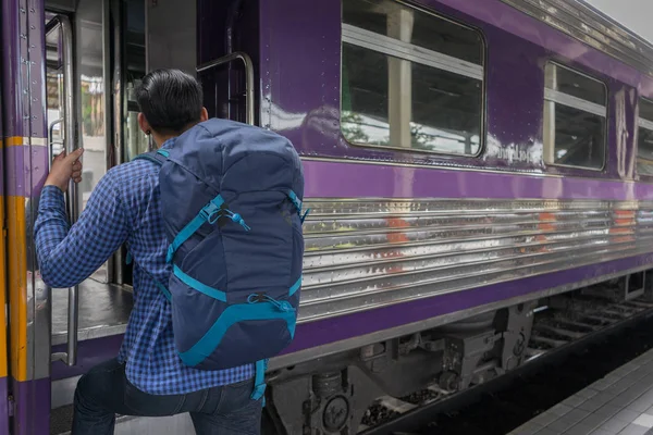 adam Gezgin backpacker trainstation yönü ile