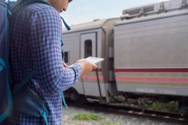 adam Gezgin konumu tablet arama backpacker bakışla bir