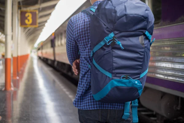 adam Gezgin backpacker trainstation yönü ile