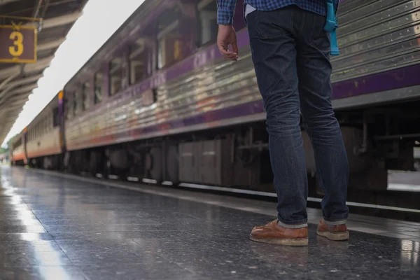 adam Gezgin backpacker trainstation yönü ile