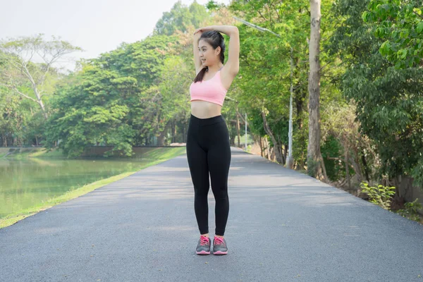 Isınma ve germe koşu önce spor konsept spor kadın