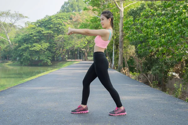 Isınma ve germe koşu önce spor konsept spor kadın