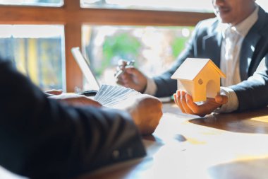 çift ev satın alıyor ve onlara para veriyor, emlak konsepti, finansal konsept