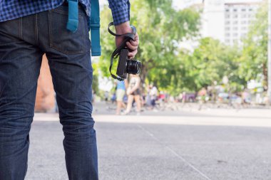 Sırt çantalı bir gezgin kamerasını Thapae kapısında tutuyor, seyahat konsepti