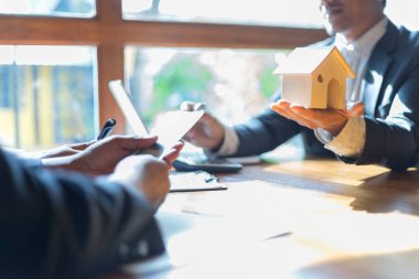 çift ev satın alıyor ve onlara para veriyor, emlak konsepti, finansal konsept