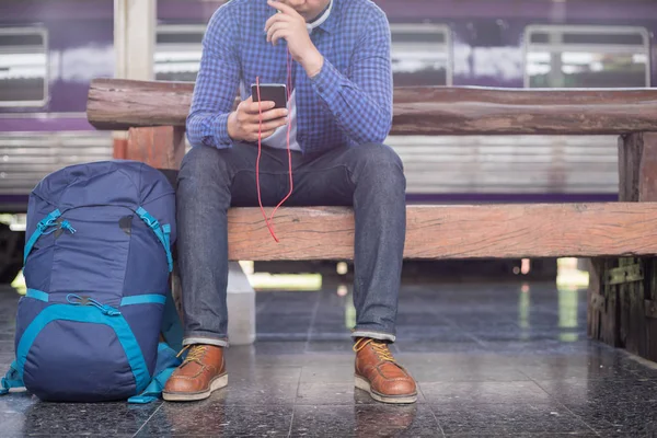 Hombre Viajero Con Mochila Búsqueda Ubicación Utilizando Teléfono Móvil Concepto — Foto de Stock