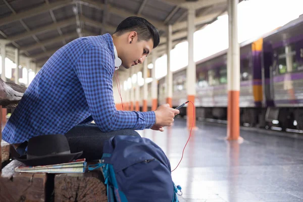 Sırt Çantalı Bir Gezgin Cep Telefonu Seyahat Konsepti Kullanarak Arama — Stok fotoğraf