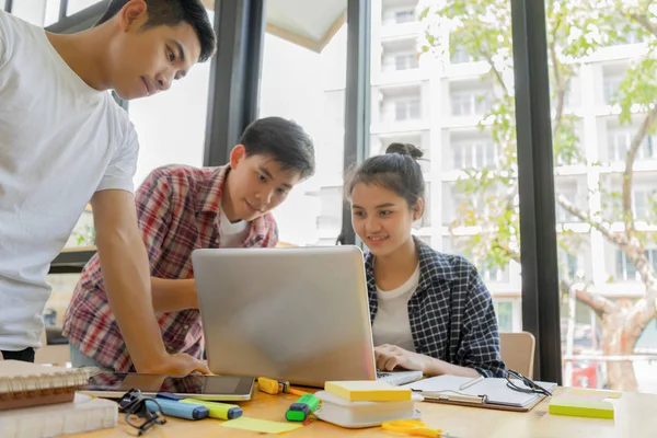 Aziatische Universiteitsstudenten Bibliotheek Leren Samenwerken — Stockfoto