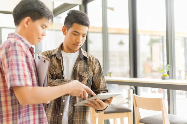 Aziatische Universiteitsstudenten Bibliotheek Leren Samenwerken — Stockfoto