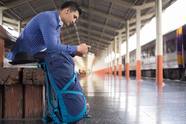 Hombre Viajero Con Mochila Búsqueda Ubicación Utilizando Teléfono Móvil Concepto — Foto de Stock