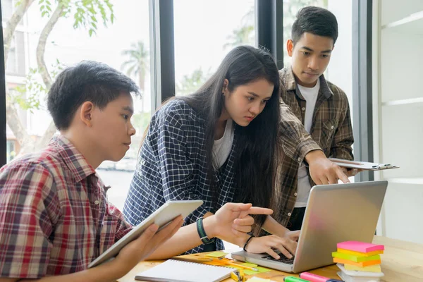 Aziatische Universiteitsstudenten Bibliotheek Leren Samenwerken — Stockfoto