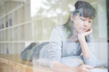 grafik tasarımcı kalemle kağıt, grafik tasarım konsepti çizim