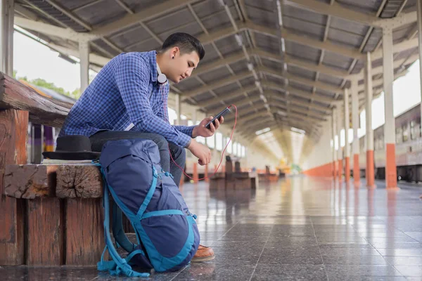 Hombre Viajero Con Mochila Búsqueda Ubicación Utilizando Teléfono Móvil Concepto — Foto de Stock