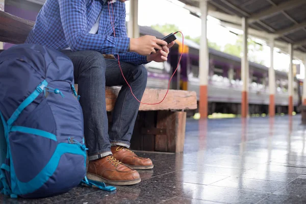 Hombre Viajero Con Mochila Escuchando Música Estación Tren Concepto Viaje — Foto de Stock