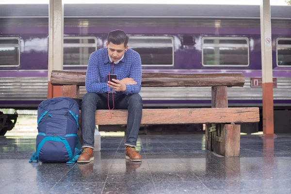 Hombre Viajero Con Mochila Búsqueda Ubicación Utilizando Teléfono Móvil Concepto — Foto de Stock