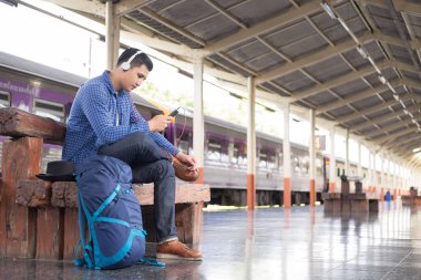 adam Gezgin ile backpacker trainstation, müzik dinlemek