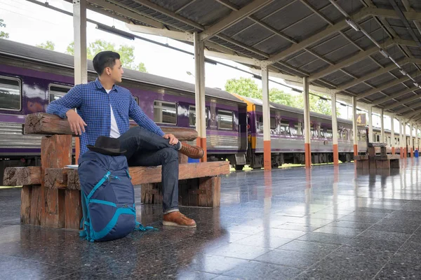 Hombre viajero con mochilero en estación de tren — Foto de Stock