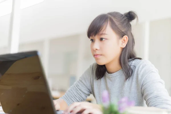 Portrait femme d'affaires heureuse dans le bureau — Photo