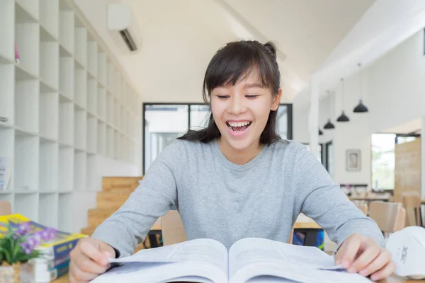 図書館で本を読む女子大生教育と学習の概念 — ストック写真