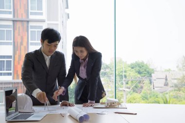 Planlar ve dizüstü bilgisayar, mühendislik konsepti, mimari konsept üzerine mimari proje çizen mühendis.