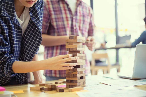 Üzletemberek Fából Készült Torony Játék Tervezési Koncepció Kockázati Koncepció — Stock Fotó